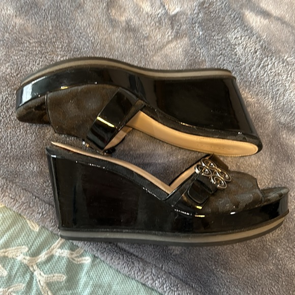 Gorgeous Coach Open-Tow Lifts - Picture 2 of 4